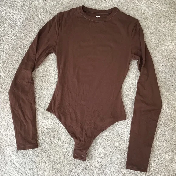 ‼️SOLD OUT‼️ SKIMS Fits Everybody Long Sleeve Crew Neck Bodysuit | Brown - Picture 5 of 11